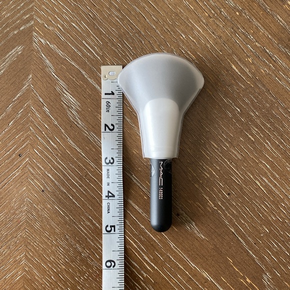 MAC 143SES Travel size face brush & Special Edition travel bag - Picture 14 of 15